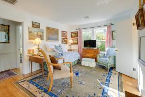 une chambre avec un lit, un bureau et une chaise dans l'établissement Walk to Beach and Main St Hyannis Cape Cod Home!, à Hyannis