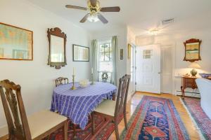 une salle à manger avec une table et des chaises et un ventilateur de plafond dans l'établissement Walk to Beach and Main St Hyannis Cape Cod Home!, à Hyannis