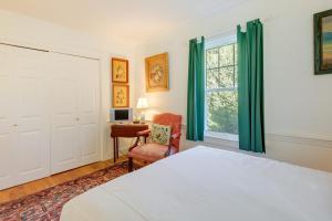 une chambre avec un lit et un bureau dans l'établissement Walk to Beach and Main St Hyannis Cape Cod Home!, à Hyannis