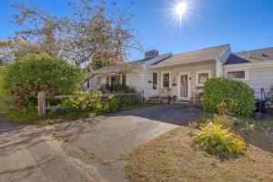 une maison blanche avec une clôture devant dans l'établissement Walk to Beach and Main St Hyannis Cape Cod Home!, à Hyannis