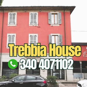 un edificio rosso con le parole "casa triedia" davanti. di Trebbia House a Piacenza