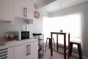 Кухня или мини-кухня в One bedroom budget condo in BGC
