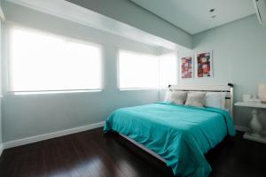 Postel nebo postele na pokoji v ubytování One bedroom budget condo in BGC