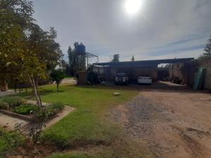 a yard with two cars parked in a garage at La Aldea in Rodeo de la Cruz