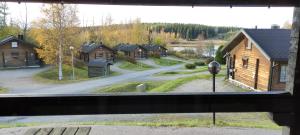 una ventana con vistas a un barrio residencial en Himos, Areenan alue, en Jämsä