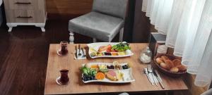 einen Tisch mit zwei Teller Essen drauf. in der Unterkunft Doğa İstasyon Hotel in Istanbul