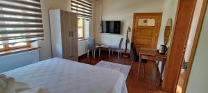 TV a/nebo společenská místnost v ubytování Doğa Park İstasyon Hotel