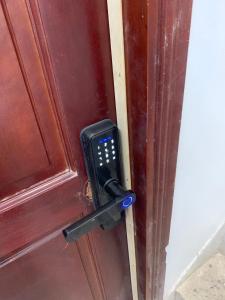 Un cellulare che spunta da una porta di Homestay 26 Nguyễn Văn Lạc ad Ho Chi Minh