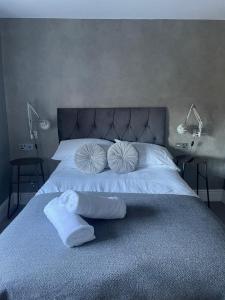 um quarto com uma cama com duas toalhas em The Angler, Oakham em Oakham