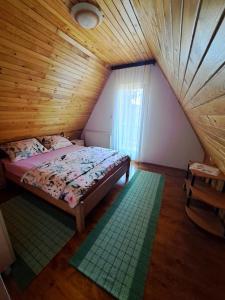 um quarto com uma cama num quarto de madeira em Villa Jasmin - Vlašić em Vlasic