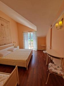 Postel nebo postele na pokoji v ubytování Villa Lukic + 50 fotografií