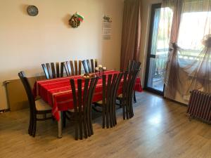jadalnia z czerwonym stołem i krzesłami w obiekcie 7 apartments in Alexander complex w mieście Bansko