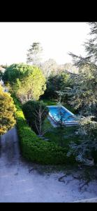 アントレーグ・シュル・ラ・ソルグにあるDomaine de Beauchampのスイミングプール付きの庭園の景色を望めます。