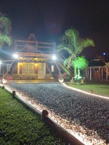 ein Haus in der Nacht mit Kieseinfahrt in der Unterkunft La Escapada San Pedro in San Pedro