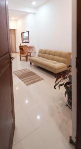 sala de estar con sofá y mesa en SOFT LINK APARTMENT, en Moratuwa