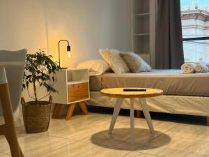 Kleines Zimmer mit einem Bett und einem Tisch in der Unterkunft Céntrico mono ambiente completo! in Santa Fe