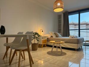 ein Wohnzimmer mit einem Bett und einem Tisch in der Unterkunft Céntrico mono ambiente completo! in Santa Fe