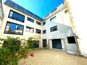 an exterior view of a white building at Le Loft Cinéma Concarneau in Concarneau