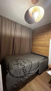 uma cama num quarto com tecto em Le COCON DES NEIGES MONTGENEVRE em Montgenèvre