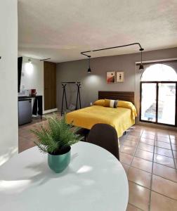 een slaapkamer met een bed en een tafel in een kamer bij Estudio 2 personas en el Centro/agencias aduanales in Veracruz