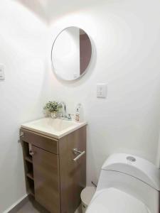 a bathroom with a toilet and a mirror at Estudio 2 personas en el Centro/agencias aduanales in Veracruz