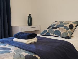 a bed with blue towels sitting on top of it at LE CHESTER Appartement 3 pièces Cannes proche Croisette bord de mer in Cannes