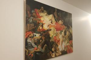 ein Gemälde, das an einer Wand in einem Museum hängt in der Unterkunft Suite Kandinsky Furnished flat in Aix-les-Bains
