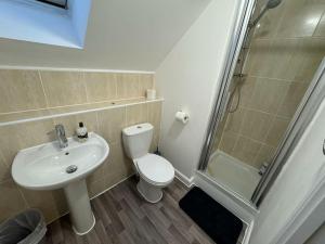 ウェリングボローにあるModern TownHouse - 3 bed 2.5 bath 2 Private Gated Parkingのトイレ、洗面台、シャワー付きのバスルーム +23枚の写真