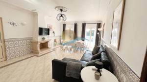 uma sala de estar com um sofá e uma mesa em Villa Bea by Sunny Deluxe em Albufeira