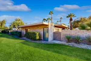 ein Haus mit einem Zaun und einem Hof in der Unterkunft Sagewood Views in Palm Springs