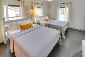 En eller flere senge i et værelse på Cozy Ballinger Vacation Rental with Deck and Grill!