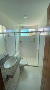 une salle de bain avec douche, lavabo et toilettes dans l'établissement Pé na Areia e Vista ao Mar em Águas de Olivença Privê, à Olivença