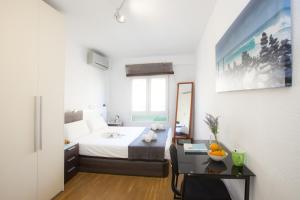 - une chambre avec un lit et une table avec un lavabo dans l'établissement SingularStays Esteban Ballester, à Valence