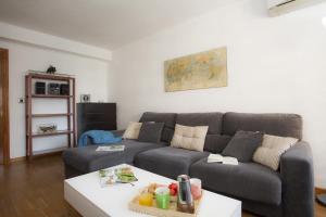 - un salon avec un canapé et une table dans l'établissement SingularStays Esteban Ballester, à Valence