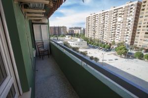 un balcon vide avec vue sur la ville dans l'établissement SingularStays Esteban Ballester, à Valence