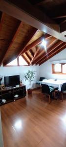 een grote woonkamer met een tafel en stoelen bij Departamento Ushuaia in Ushuaia