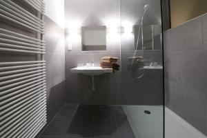 a bathroom with a sink and a shower at Tannine et Cuisine in Jabbeke