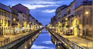 un canal en medio de una ciudad por la noche en Briano's House (Navigli-Bocconi-Fondazione Prada) en Milán