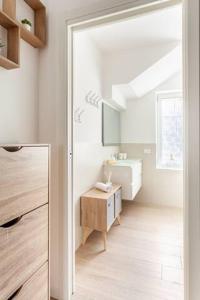 Baño blanco con lavabo y espejo en Briano's House (Navigli-Bocconi-Fondazione Prada) en Milán