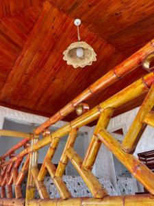 un soffitto in legno con un lampadario pendente. di Huanchaco Domes a Huanchaco