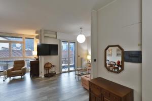 a living room with a couch and a mirror at DANTE SUITE in Como