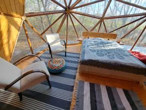 una camera con letto e sedie in una yurta di Lélek Lak Dome a Debrecen