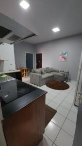 uma sala de estar com um sofá e uma mesa em Tropical Breeze Apartments em Paramaribo