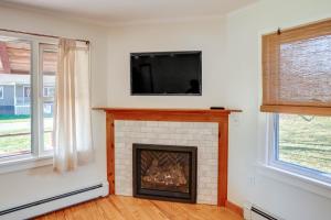 uma sala de estar com lareira e uma televisão de ecrã plano em Windham Vacation Rental 1 Mi to Ski Resort! em Windham