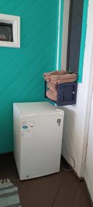een wasmachine in een kamer met een spiegel en handdoeken bij Aldea Bahiguana Piso Privado 5 personas in Bahia Inglesa