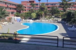 una piscina en medio de un complejo en Tenerife Sur, en Arona