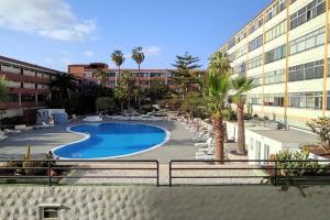 una gran piscina frente a un edificio en Tenerife Sur, en Arona