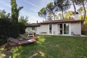 una pequeña casa blanca con una mesa de picnic en el patio en Monteaperto, en Barberino di Mugello