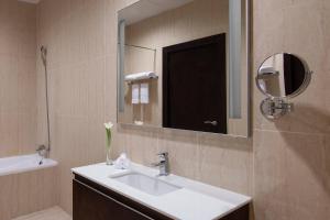 Baðherbergi á Marriott Executive Apartments City Center Doha
