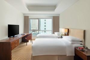 Rúm í herbergi á Marriott Executive Apartments City Center Doha